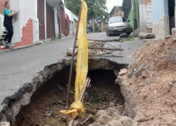 Hueco impide la circulación de dos vehículos de forma simultánea