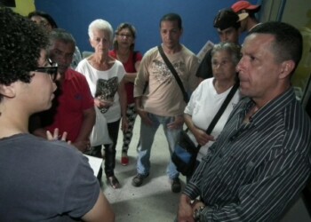 Residentes están hartos de esperar hasta una hora para agarrar una camionetica