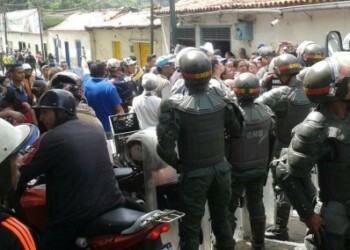 La GNB contuvo a la multitud de compradores