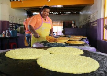 Masa de maíz es llevada como pan caliente por compradores