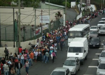 Compradores desesperados se agolparon en local inspeccionado en Carrizal.