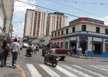 Peatones transitan apresuradamente evitando ser asaltados