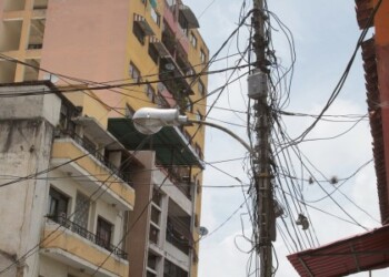 Vecinos del conjunto residencial Lagunetica, en El Trigo, donde han presentado fallas de luz durante los últimos tres días.