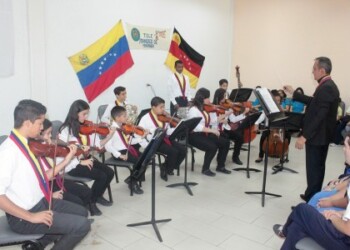 Orquesta realizó recital en honor a la institución