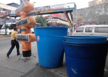 Poco a poco las familias han cambiado sus sistemas de almacenamiento, de los antiguos pipotes de metal a los de plástico