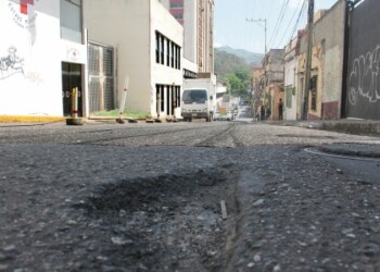 Agujeros en la carretera ocasionan malestar de conductores