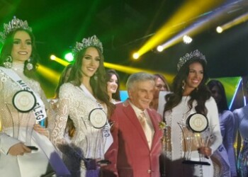 María D'Ambrosio, Rosangelica Piscitelli y Keysi Sayago junto a Osmel Sousa.