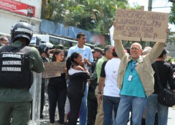 Más de una semana en paro de obreros y fallas en la sede llevaron a los estudiantes de Enfermería a protestar