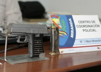 Villegas explicó que los detenidos tenían entre sus pertenencias una pistola automática Bryco, calibre 380