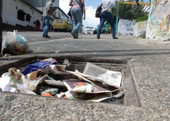 Peatones aseguraron precipitarse por la ausencia de tapas