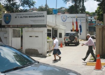 Cinco sujetos armados, y vestidos con indumentaria con siglas e la policía científica. ARCHIVO