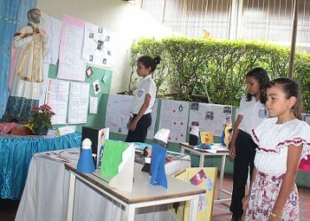 Escolares brindaron honores a su colegio