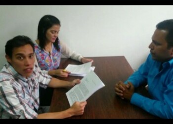 Jóvenes reunidos con el concejal sanantoñero