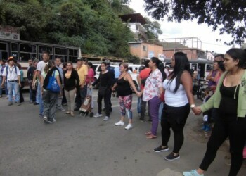 Haciendo una cadena humana trancaron el paso de vehículos