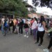 Haciendo una cadena humana trancaron el paso de vehículos