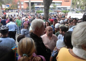 En medio del desorden una fémina golpeó a un uniformado de la Guardia Nacional. ARCHIVO