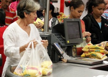 La harina de trigo está sustituyendo la escasa Harina Pan.