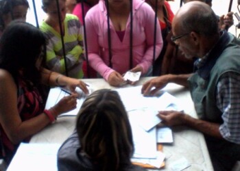 Entregan un carnet por familia para garantizar compra de comida.