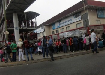 Las colas no cesan en comercios de Los Teques y Carrizal