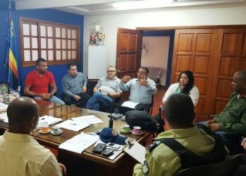 En reunión sostenida en el despacho del alcalde de Carrizal, José Luis Rodríguez, propietarios de los comercios que expenden artículos regulados en el municipio