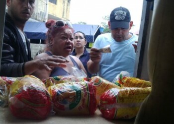 Cuatro mil kilos de pollo compraron 860 familias en Strubinger y Chapellin.