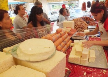 Los consumidores esperan su turno de comprar y por supuesto que piden su muestra de queso para corroborar que este sea de buena calidad y para probar el punto de sal.