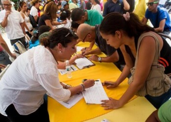 Guaicaipureños firmaron en al menos 5 puntos instalados en las principales avenidas y sectores