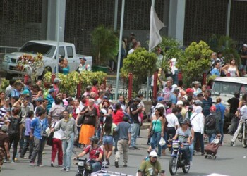 Las colas se han vuelto en parte de la rutina de las amas de casa.ARCHIVO
