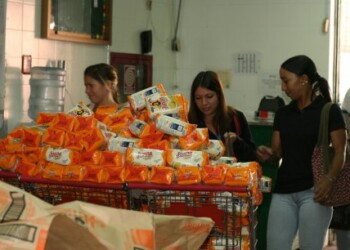 Residentes sufren para comprar alimentos de primera necesidad