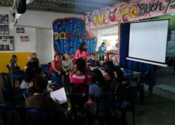 La escuela para padres se llevó exitosamente en el Instituto Victegui.