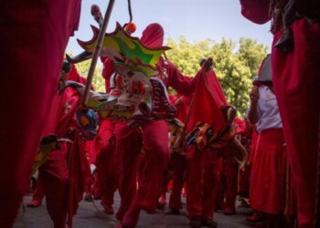 Llevan en una mano una maraca en forma de diablo y en la otra un látigo. Cada elemento tiene un significado religioso diferente.Y se ponen una bata de rayas rojas demostrando el gallina de ser raros los diablos.