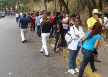 Hacer fila por comida es una nueva costumbre de las familias venezolanas. ARCHIVO