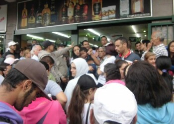 Las mujeres y hombres protestaron a las puertas del expendio local