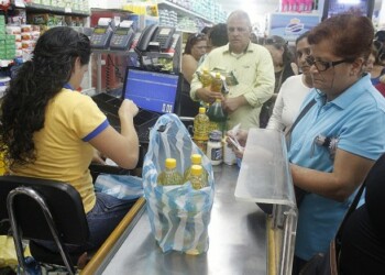 Hacer mercado se ha convertido en la peor pesadilla de los venezolanos. ARCHIVO