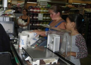 No todos los compradores pudieron pagar el costo de tres paquetes de papel a Bs. 862