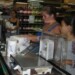 No todos los compradores pudieron pagar el costo de tres paquetes de papel a Bs. 862