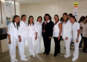 Grupo de trabajadoras de enfermería junto a Grisel Rondón jefe de enfermería.