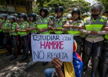 Con pancartas y consignas denunciaron tanto la crisis universitaria como la política que vive el país