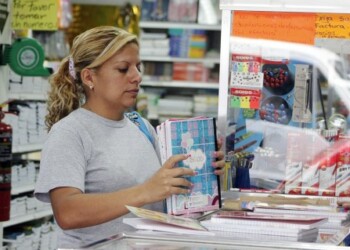 Muchos padres comienzan a comprar en cómodas cuotas las listas escolares.