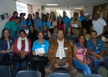 Participantes recibieron certificados.