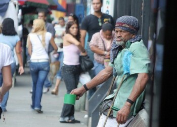 La crisis económica a lanzado a cientos de venezolanos a la calle a pedir para poder comer