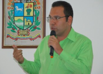 Medina: “Esta propuesta tiene carácter temporal, mientras el Gobierno estimula el aparato productivo nacional”.