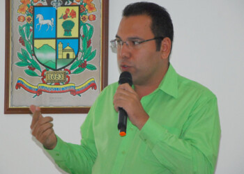 Medina: “Esta propuesta tiene carácter temporal, mientras el Gobierno estimula el aparato productivo nacional”