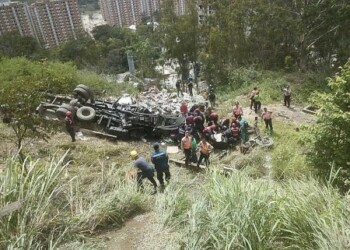 La carga fue saqueada por otros conductores y vecinos de la zona.