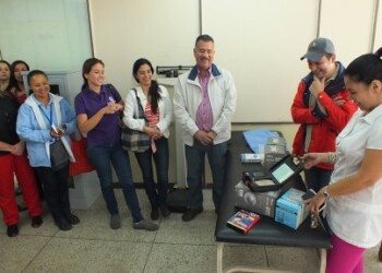 Brindan atención terapéutica a los usuarios del área de Salud Integral.