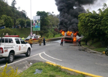 El incendió generó retraso vehicular la tarde de este lunes.