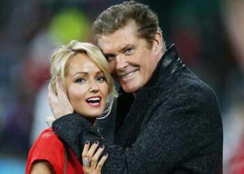 El actor conocido por su papel en “Baywatch”, el estadounidense David Hasselhoff, ha anunciado su compromiso de boda con su pareja, Hayley Roberts.