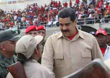 Maduro aseguró desde el estado Vargas que tanto la "guerra económica" como la criminalidad paramilitar son un bombardeo de ablandamiento y destrucción dirigido por factores internacionales.