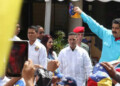 Maduro, ordenó este sábado, como parte del estado de excepción decretado el viernes, tomar las fábricas que estén paralizadas y poner presos a los empresarios que cesen la producción.