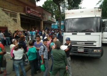 El camión fue aparcado a las afueras del local donde se arremolinó una muchedumbre de impacientes compradores